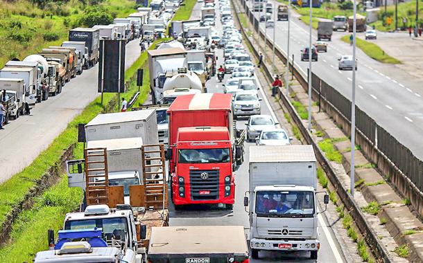 Governo Bolsonaro desmarca reunião com caminhoneiros e greve é iminente