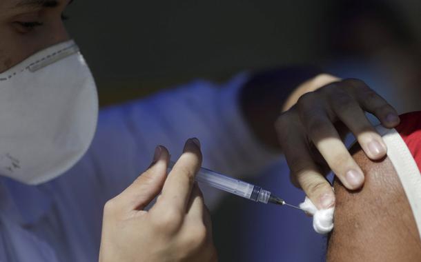 Cobertura vacinal contra Covid-19 está estagnada no Brasil, alerta Fiocruz