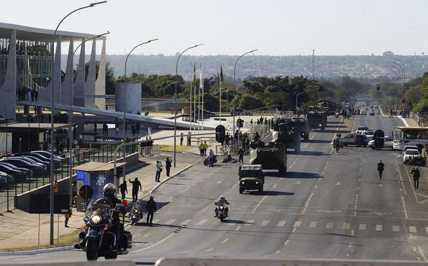 Parada militar de Bolsonaro é derrotada e vira chacota nas redes, afirma Bernardo Mello Franco