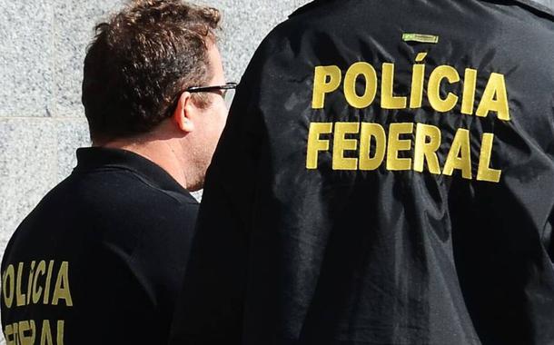 Amigos da família Bolsonaro são premiados com cargos da Polícia Federal no exterior