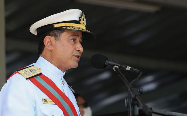 Comandante da Marinha repete o grito de guerra de Bolsonaro: 