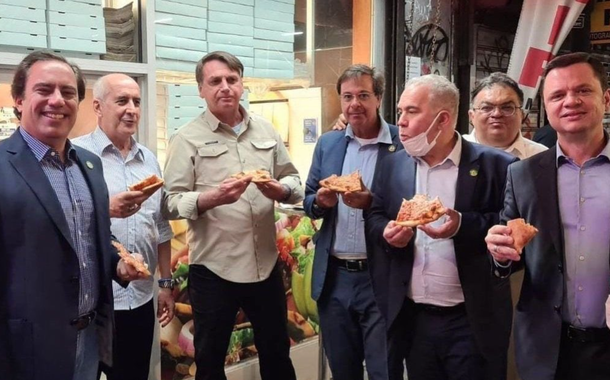 Sem vacina, Bolsonaro dá vexame em Nova York e é obrigado a comer pizza na rua