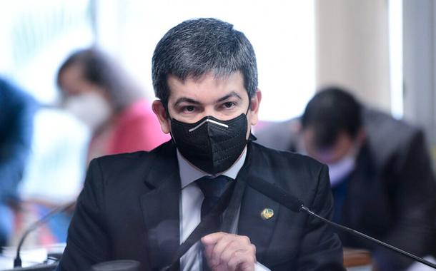 Randolfe pede articulação da sociedade e de juristas por impeachment de Bolsonaro