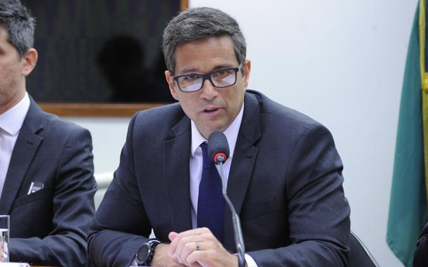 Bancada do PT decide apresentar pedido de convocação de Campos Neto, que consultava André Esteves sobre juros