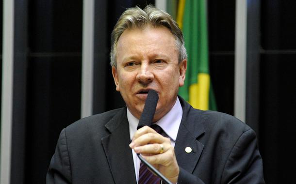 Governo ofereceu R$ 15 milhões em emendas por cada voto favorável à PEC dos Precatórios, diz deputado