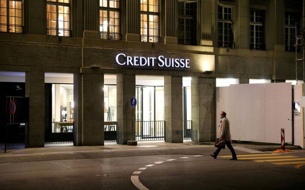 Credit Suisse avisa que perdeu US$ 68 bilhões no trimestre e que a fuga de capitais persiste