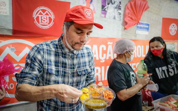 Bolsonaristas se revoltam com camarão no MTST e esquerda rebate: ‘não existe só o camarão superfaturado do Coco Bambu’