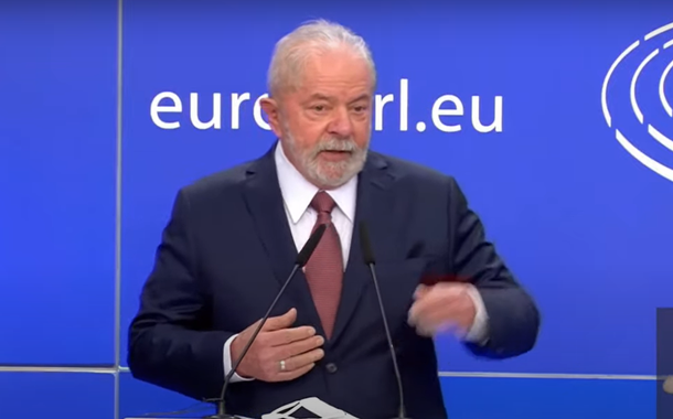 Mídia corporativa omite de seus leitores discurso histórico de Lula no parlamento europeu, em que foi aplaudido de pé