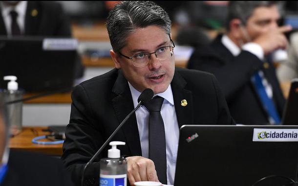 Senador Alessandro Vieira diz que errou em 2018 ao votar em Bolsonaro e declara voto em Lula