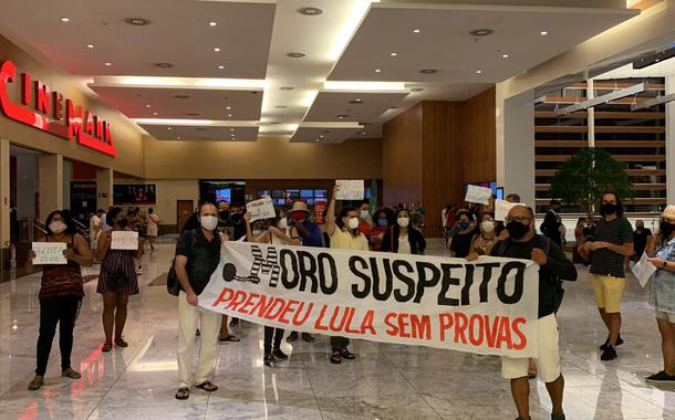 Em 3º dia de escracho, Moro é admitida sob vaias e gritos de “juiz ladrão” no Recife (vídeos)