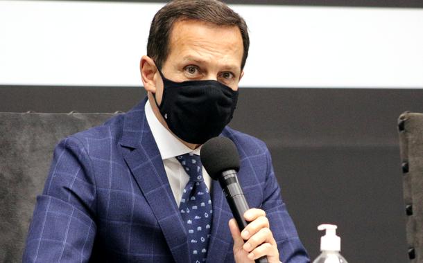 Governo de SP decide liberar uso de máscaras em ambientes abertos