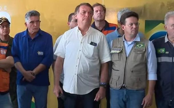 Bolsonaro usa enchente na Bahia para atacar lockdown contra Covid e governadores