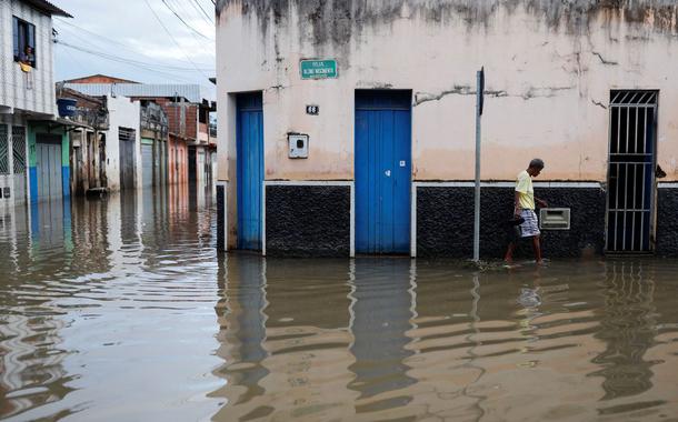 Saiba como apoiar as vítimas das enchentes na conta oficial criada pelo governo da Bahia