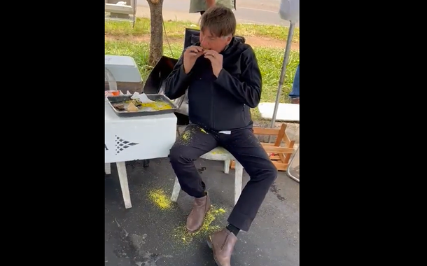 Bolsonaro posa comendo frango com farofa na rua, enquanto bate recorde de gastos no cartão corporativo (vídeo)