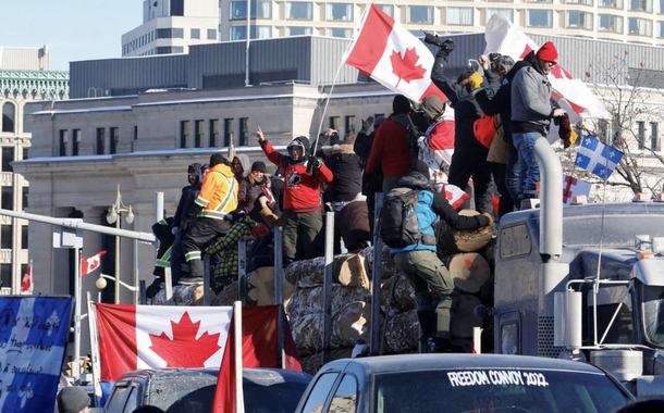 Caminhoneiros canadenses mantêm cerco à capital Ottawa e são saudados por Trump