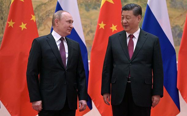 Aliança total entre Rússia e China abre nova era nas relações internacionais, diz Pequim