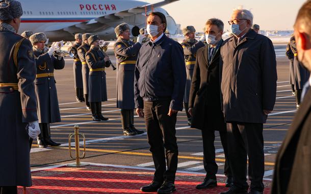 Governo russo exige confinamento de Bolsonaro até encontro com Putin; ele chegou de máscara e testado em Moscou