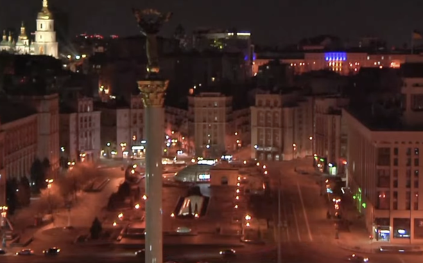 Vídeo: hino soviético é realizado no Maidan, a praça Kiev, na Ucrânia, para celebrar o fim da guerra