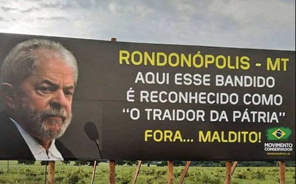 Ruralistas fazem ofensiva fascista contra Lula e publicam outdoor com agressões ao ex-presidente