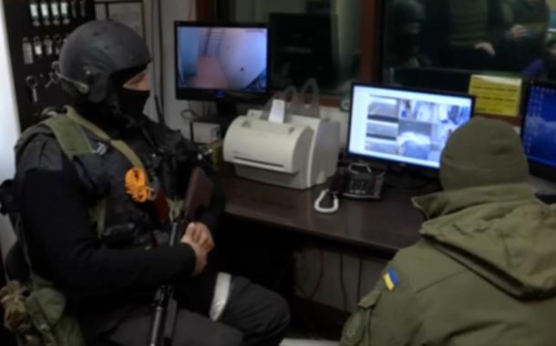 Vídeo mostra militares russos e ucranianos juntos vigiando a fábrica de Chernobyl