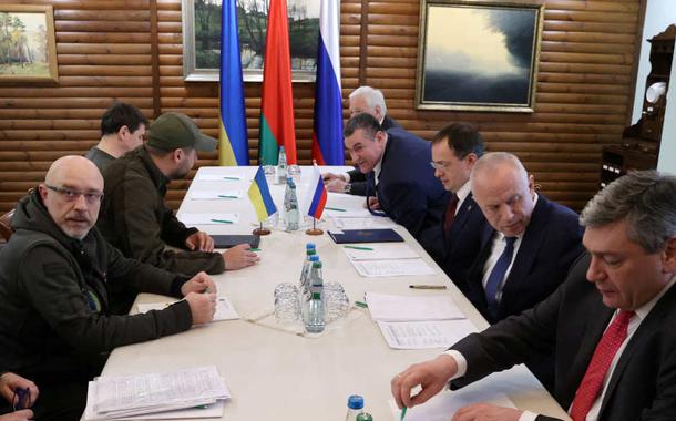Terceira rodada de consultas diplomáticas entre Rússia e Ucrânia termina sem grandes avanços sobre corredores humanitários