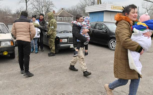 Rússia abre corredores humanitários em meio a negociações e ataques contra civis pelas forças ucranianas
