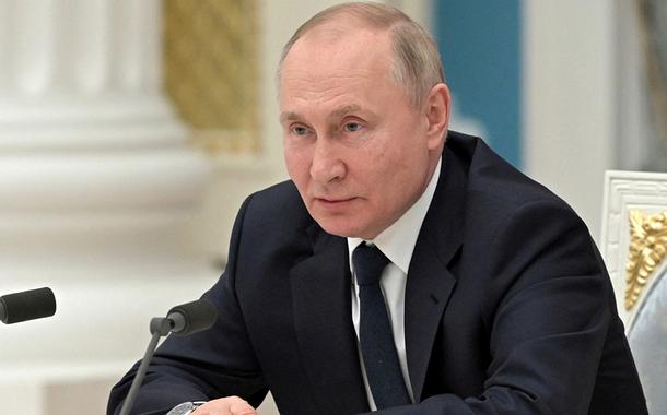 Putin sugere entregar equipamento militar ocidental capturado por tropas russas a repúblicas separatistas da Ucrânia
