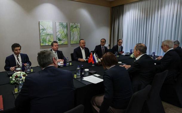 Começa reunião entre chanceleres da Rússia e Turquia em Antália