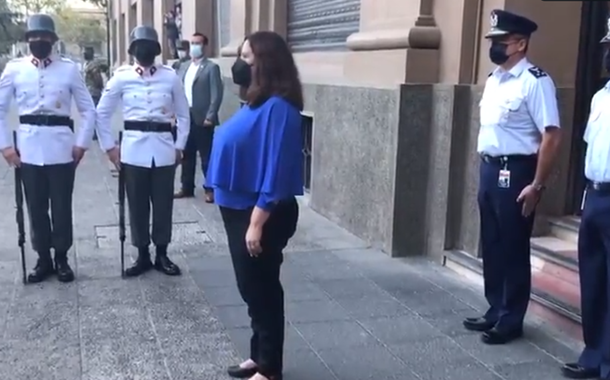 Neta de Salvador Allende é saudada pela guarda no Ministério da Defesa do Chile (vídeo)