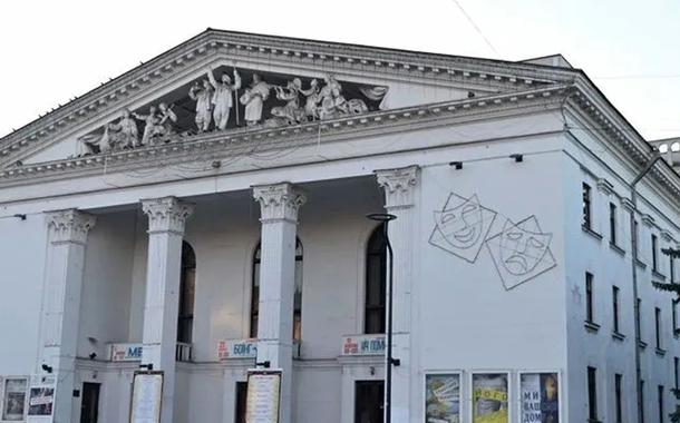 Ucrânia diz que Rússia atacou teatro em cidade portuária