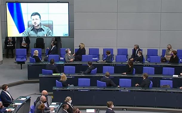 Zelensky fala em Holocausto e Muro de Berlim ao discursar no Parlamento alemão