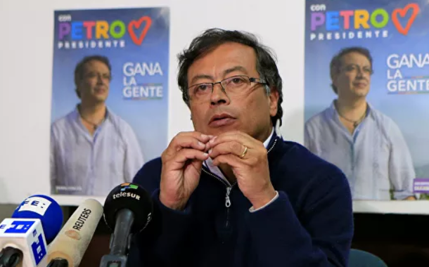 Gustavo Petro promete em cartório que se vencer eleiçao na Colômbia não desapropriará 