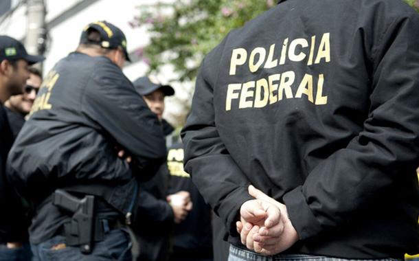 Bolsonaro quer tirar 1,7 bilhão de reais de programas sociais para reajustar salários de policiais federais