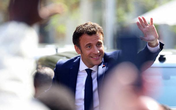 Macron é reeleito presidente da França com 58% contra Le Pen