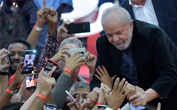 Lula lidera corrida presidencial com 40,6%, contra 32% de Bolsonaro, diz pesquisa CNT/MDA