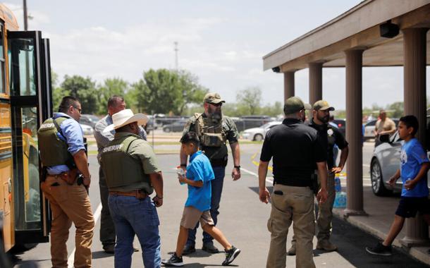 Atirador mata 14 crianças e um professor em novo massacre no Texas