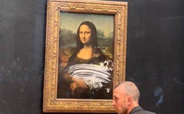 Visitante vandaliza quadro da Monalisa com um bolo no Louvre (vídeo)