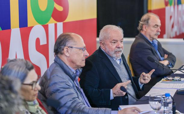 Chapa Lula-Alckmin lança diretrizes de governo, com revogação da reforma trabalhista e estatais como motores de crescimento