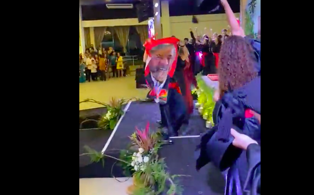 Viraliza vídeo em que bacharéis em direito cantam Lula Lá durante a formatura