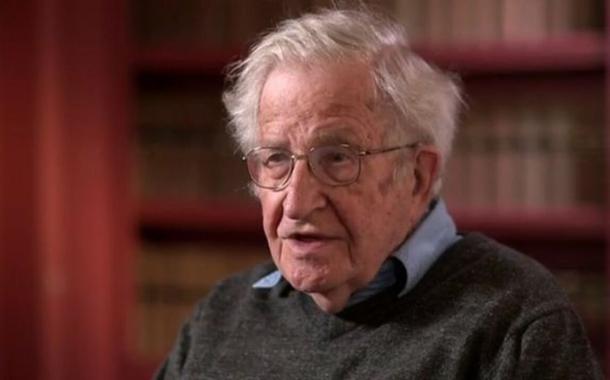 Chomsky resume pano de fundo que levou à guerra: “criminalidade e estupidez do Kremlin, severa provocação dos EUA”