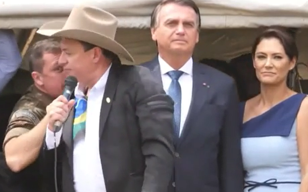 Ajudante de ordens de Bolsonaro manda narrador aumentar de 100 mil para 1 milhão o público na Esplanada (vídeo)