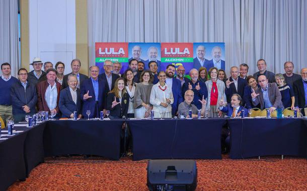 Tucanos do grupo Derrubando Muros entregam propostas a Lula