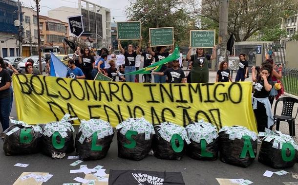 Estudantes vão às ruas de todo o país contra os cortes de Bolsonaro na educação