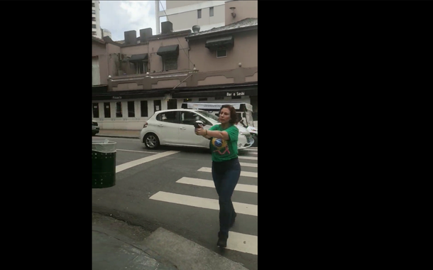 Na véspera da eleição, Carla Zambelli saca arma e aponta para eleitor de Lula na rua (vídeos)