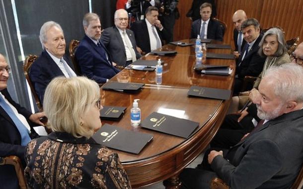 Um a um, Lula cumprimenta ministros do Supremo (vídeo)