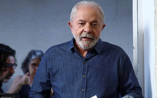 Lula risca linha no chão: 