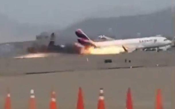 Avião bate em veículo antes de decolar e pega fogo na pista (vídeo)