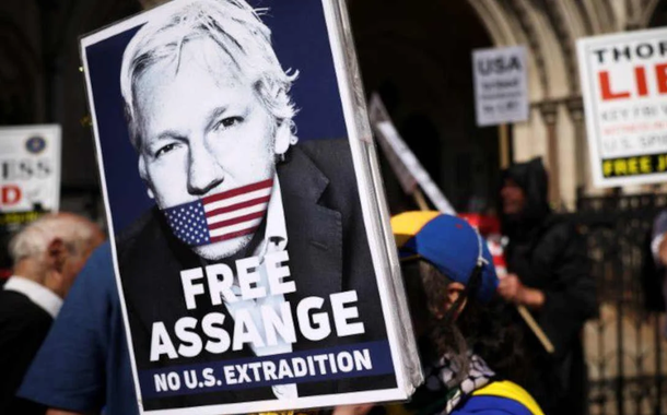 Congressista dos EUA pede retirada de acusações contra Julian Assange e reafirma luta por sua libertação