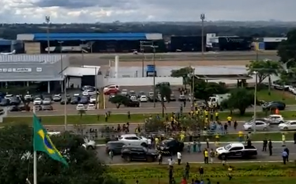 Bolsonaristas golpistas fecham pistas que dão acesso ao Aeroporto de Brasília