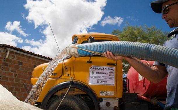 De novo: governo Bolsonaro corta verba de carros-pipa e deixa nordestinos sem água